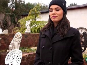 Heiße brünette Babe Suzy Belle wird vom Typen gesichtet und bietet