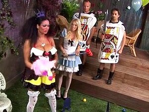 Britische goldhaarige Schlampe in einer Fickfest-Szene,