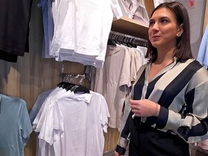 Hübsche Französin Wird in einer Umkleidekabine von zwei
