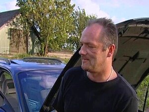 Blondes Mädchen mit hängenden Titten