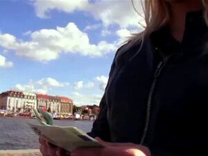 Blondi naapurin tyttö antaa suihin autossa