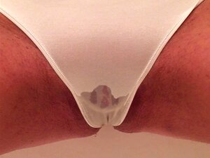 Frau pinkelt in weiße Höschen und masturbiert dann bis zum Orgasmus