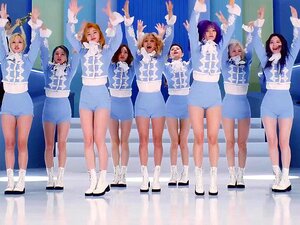 TWICE's Leggy Showcase: Runde Zwei. Schau dir TWICE's Leggy Showcase
