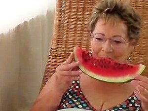 Zwei geile reife Damen essen Teil 1