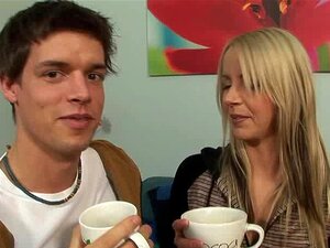 Candy nodigt een enorme lul terug naar haar plaats