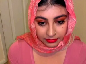 Glamouröse muslimische Süße gibt einen ausgezeichneten Blowjob