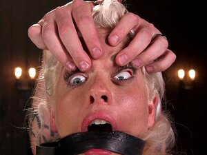 Blonde Milf wird brutal in Gerätefesselung gequält. Großtittige
