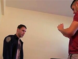 Découvrez un plaisir intense alors que deux policiers excités se
