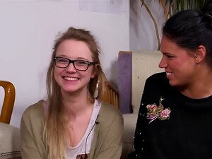 Ersties: Geile 22-jährige Hamburgerin stellt was Heißes mit Freundin