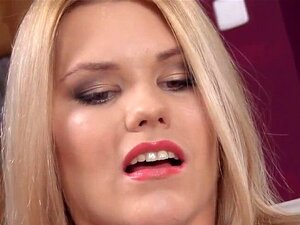 Schlampige tschechische Nympho spreizt ihre enge Muschi bis zur Uni.