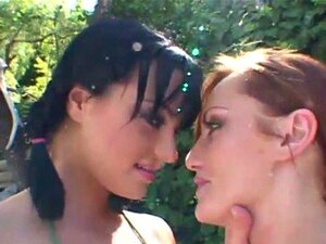 Zwei heiße Mädchen spielen draußen mit Spielzeugen BP-1-02