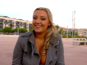 Het fitta med doggystyle sex. Söt brud får sin tajta fitta