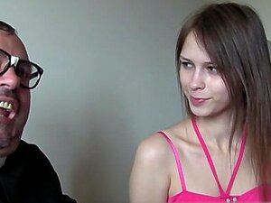 18-jährige Pornodarstellerin bekommt ihr erstes Facial