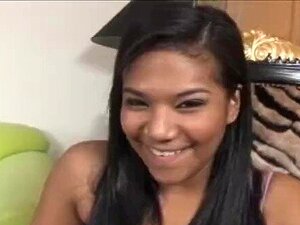 Asiatische Babe wird mit Sperma übergossen