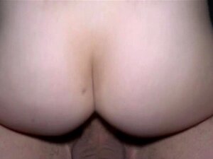 Euro hottie flitst rode bh in het openbaar. Publieke agent krijgt een