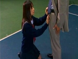 Hikaru Ayuhara Japans schoolmeisje geeft een pijpbeurt