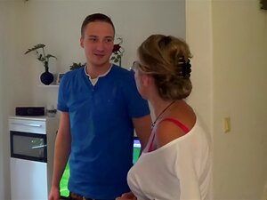 Mama fickt jungen Pizzaboy und ihr Mann schaut zu