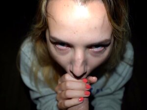 POV Amateur-Blowjob und Sex mit der blonden Mona Blue