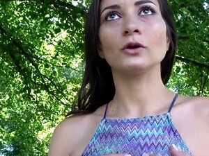 Brunette mimmi imee isoa kyrpää ulkona pov-näkymässä