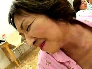 Une salope mature asiatique fait une pipe