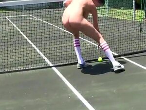 College-Mädchen ziehen sich nackt auf dem Tennisplatz aus
