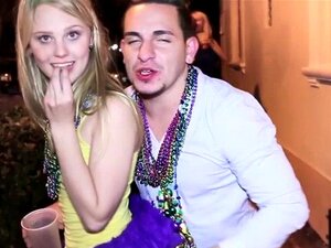 Hardcore-Sex-Action mit Party-Damen. Eine sehr hübsche und geile