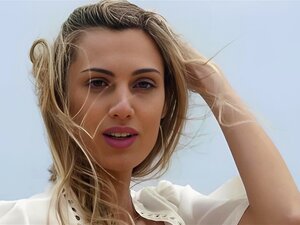  Blonde MILF Francy Torino mit großem Arsch posiert völlig nackt