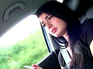 Heiße und sexy Anna fickt einen zufälligen Typen im Auto, dann