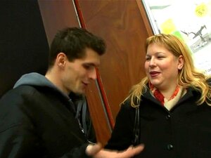 Großarschige BBW lutscht und reitet einen fremden Schwanz