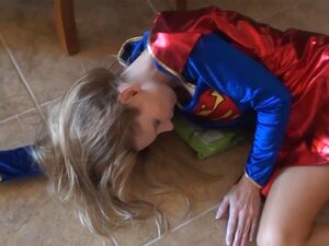Supergirl wurde von einem heißen Bösewicht gefesselt, anstatt