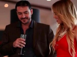 Schlampige Mädchen beginnen eine Orgie-Party. Schlampige Mädchen