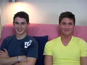 Gay twink söpöläinen kainalo nuolee Tyler työnsi Loganin jalat