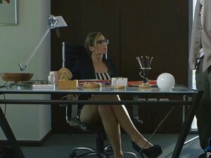 MILF-Hotelmanagerin fickt den Gärtner in ihrem Büro.