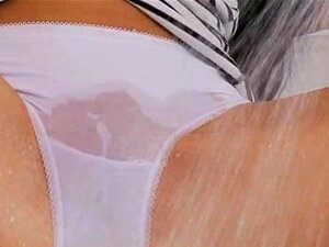 Brünette hat nasse Höschen und masturbiert