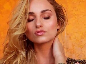 MILFs Lindsay Marie BH rutschte runter und zeigte ihre schönen