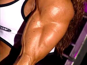Bodybuilder reif im Trainingszentrum mit High Heels