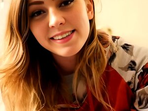 Geile Süße zieht sich mit Sexspielzeug vor der webcam aus