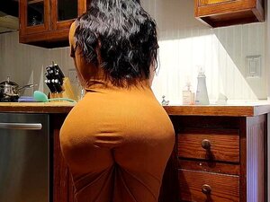 Hilfe! Stiefsohn, ich stecke im Küchenspülbecken! Bitte fick meinen