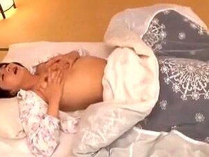 Mama Hotomi masturbiert im Zimmer