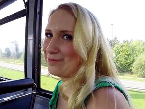 Sexy Rothaarige und blonde Amateur-Babes necken Fremde im Bus, bevor