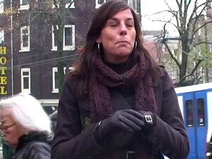 Großtittige niederländische Nutte lutscht Schwanz vor dem Sex,