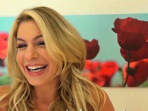 Flowers interviewt verführerische italienische MILF Nikki Capone