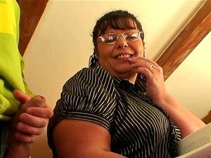 Er schnappt sich und doggy-fuckt große Titten, fette Mami