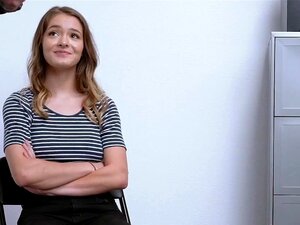 Geiler Dieb wird gefickt, nachdem der Sicherheitsmann sie beim Stehlen