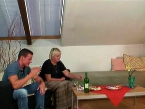 Несташна старица шири ноге за