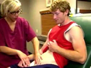 Une MILF blonde infirmière avec des lunettes branle son patient