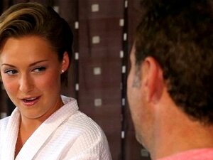Atemberaubende Masseurin nimmt einen cremigen Cumshot auf ihren