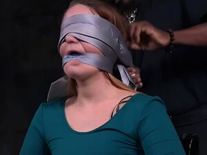 Gebundene BDSM-Babe weint um Erlösung aus dem Seil