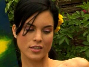Amateur babe kut wrijven in de tuin. Buiten amateur babe kut wrijven