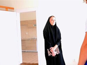 Die tschechische Muslima Katy Rose sucht nach Wohnraum für ihre